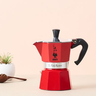 Гейзерная кофеварка Bialetti Moka Express на 3 чашки (130 мл) Красная