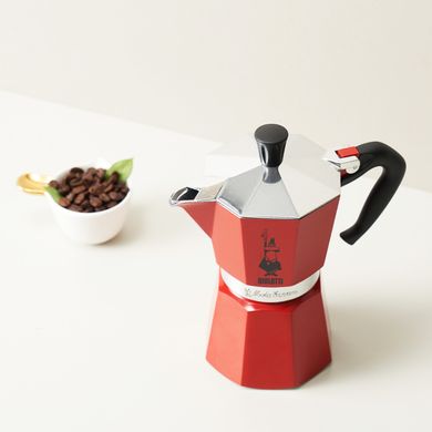 Гейзерна кавоварка Bialetti Moka Express на 6 чашки (270 мл) Червона