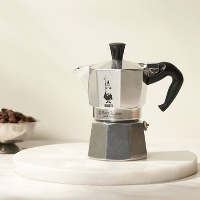 Гейзерная кофеварка Bialetti Moka Express на 2 чашки (90 мл)